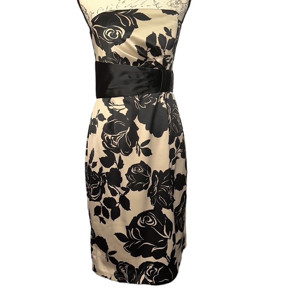 White House Black Market Dresses & Skirts - White House Black Market Strapless Cream And Black Floral Print Dress Size 6